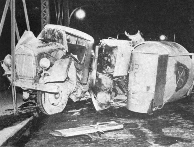 Schwarz-weißes Foto eines umgestürzten Autos am Straßenrand mit Metallstangen und einem Laternenpfahl im Hintergrund, beschriftet mit '1930er-Autounfall'.