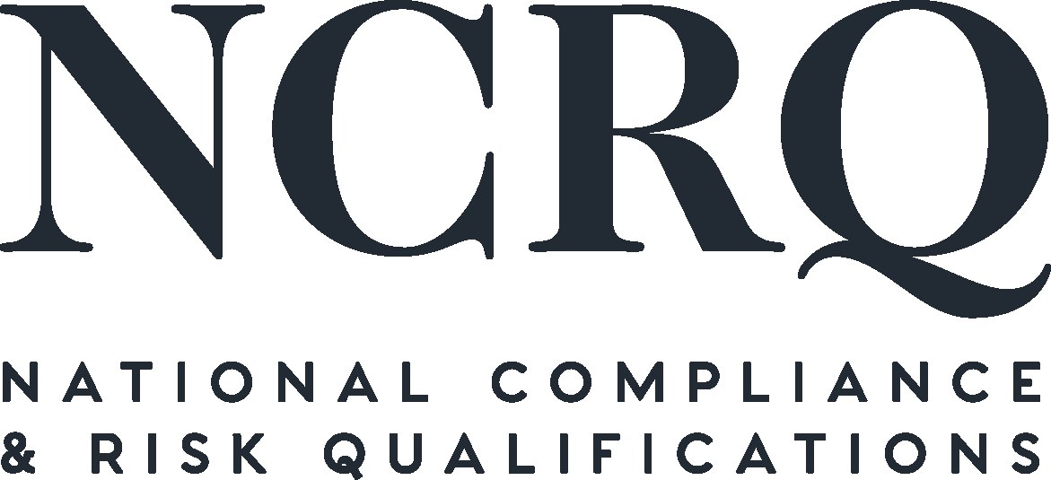 Weißer Hintergrund mit mittig gesetzter fetter schwarzer Schrift "National Compliance & Risk Qualifications" in moderner Schriftart, umrandet von einem dünnen schwarzen Rand.