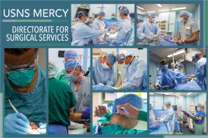 Eine Gruppe von medizinischen Fachleuten in Masken, Kappen und Handschuhen führt einen Eingriff in einem Operationssaal durch, der mit "USNS Mercy Directorate for Surgical Services" beschriftet ist.