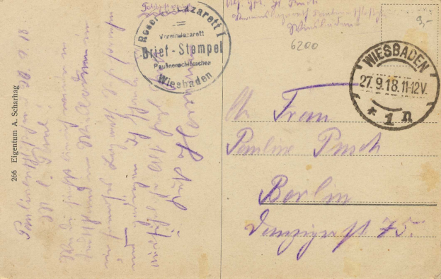 Alte Postkarte mit einem violetten Stempel, der "Wiesbaden, Deutschland - 1. Weltkrieg" lautet und handgeschriebener Text.