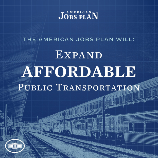 Plakat mit einem Zug auf Eisenbahnschienen mit ein paar Menschen in der Nähe, das 'The American Jobs Plan Will Expand Affordable Public Transportation' bewirbt.