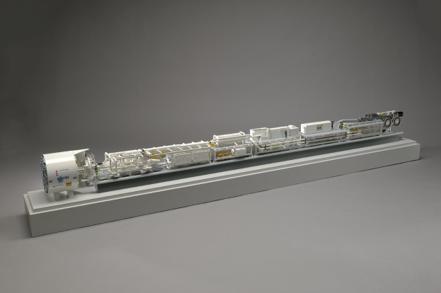 Ein detailliertes Modell eines Wasserstoff-Brennstoffzellensystems, das einen Kraftstofftank, einen Filter und eine Einspritzvorrichtung zeigt, die mit einer Stromquelle auf einer weißen Fläche verbunden sind.