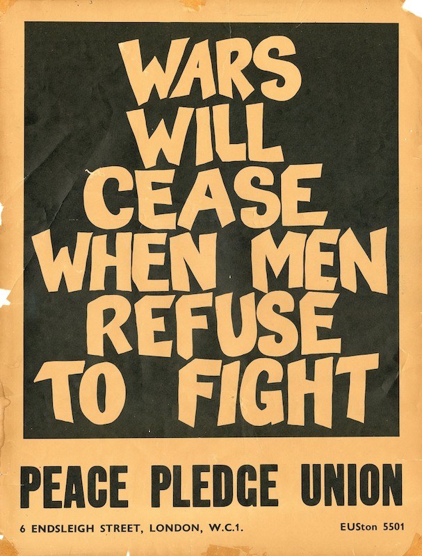 Plakat mit fetter schwarzer Schrift "Kriege werden aufhören, wenn Männer sich weigern zu kämpfen" auf einem weißen Hintergrund, das für Frieden und Widerstand gegen den Krieg wirbt.